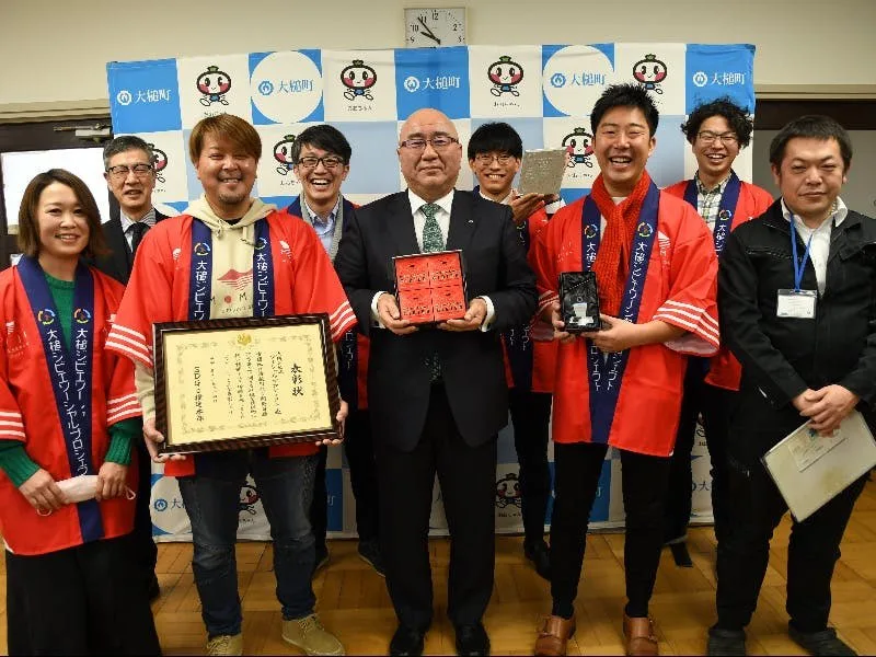 表彰状を手に、大槌町の関係者と並ぶ大槌ジビエソーシャルプロジェクトのメンバー