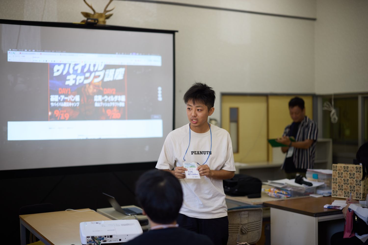 スクリーンの前で自己紹介をする参加者