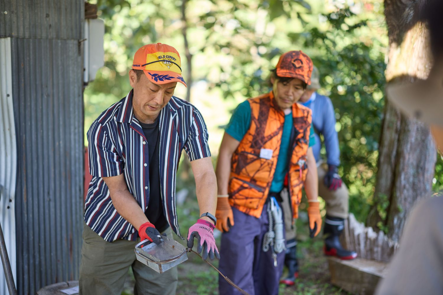 罠の扱い方を説明する興膳さんと講師