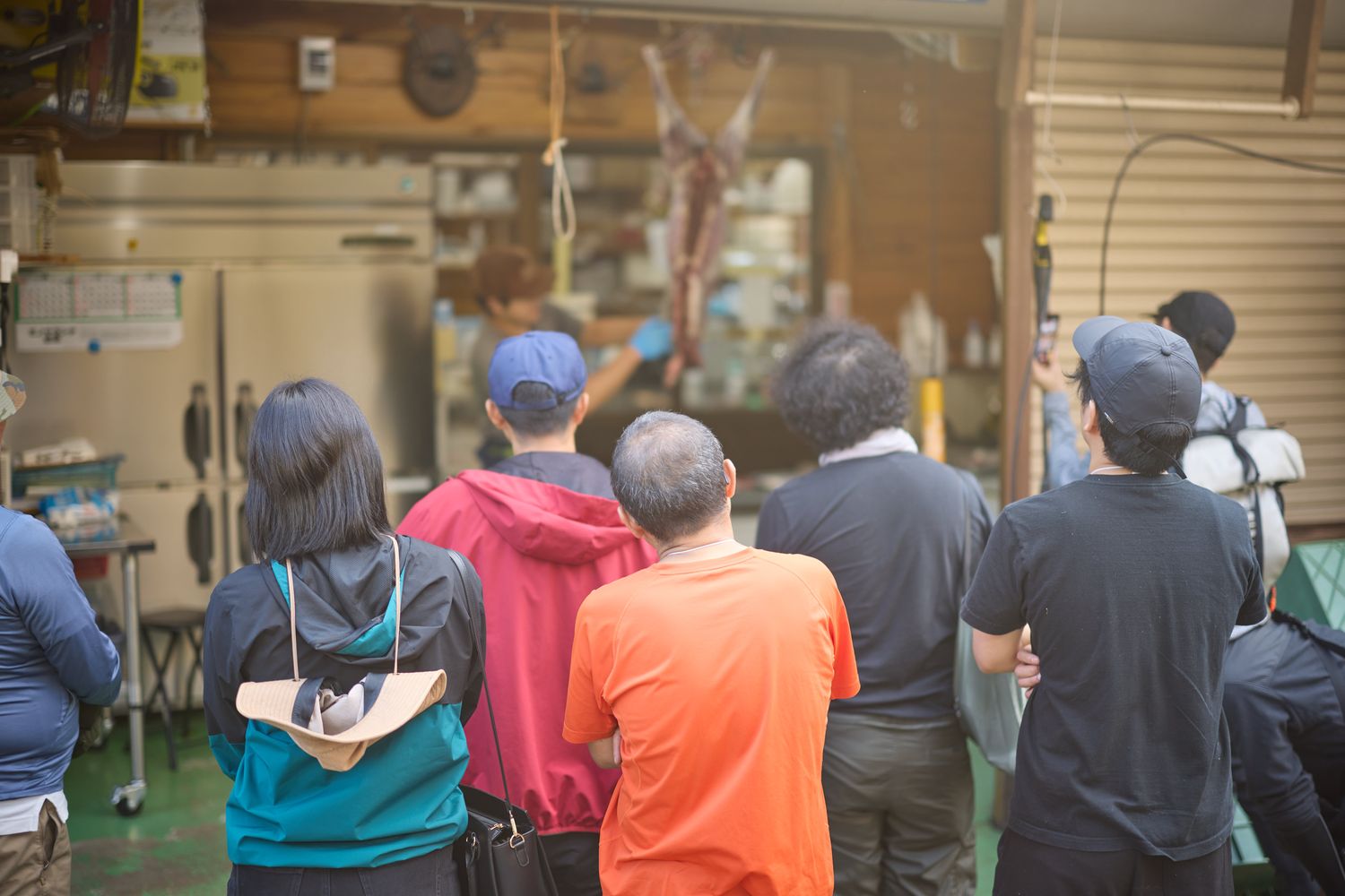 解体の様子を見学する参加者