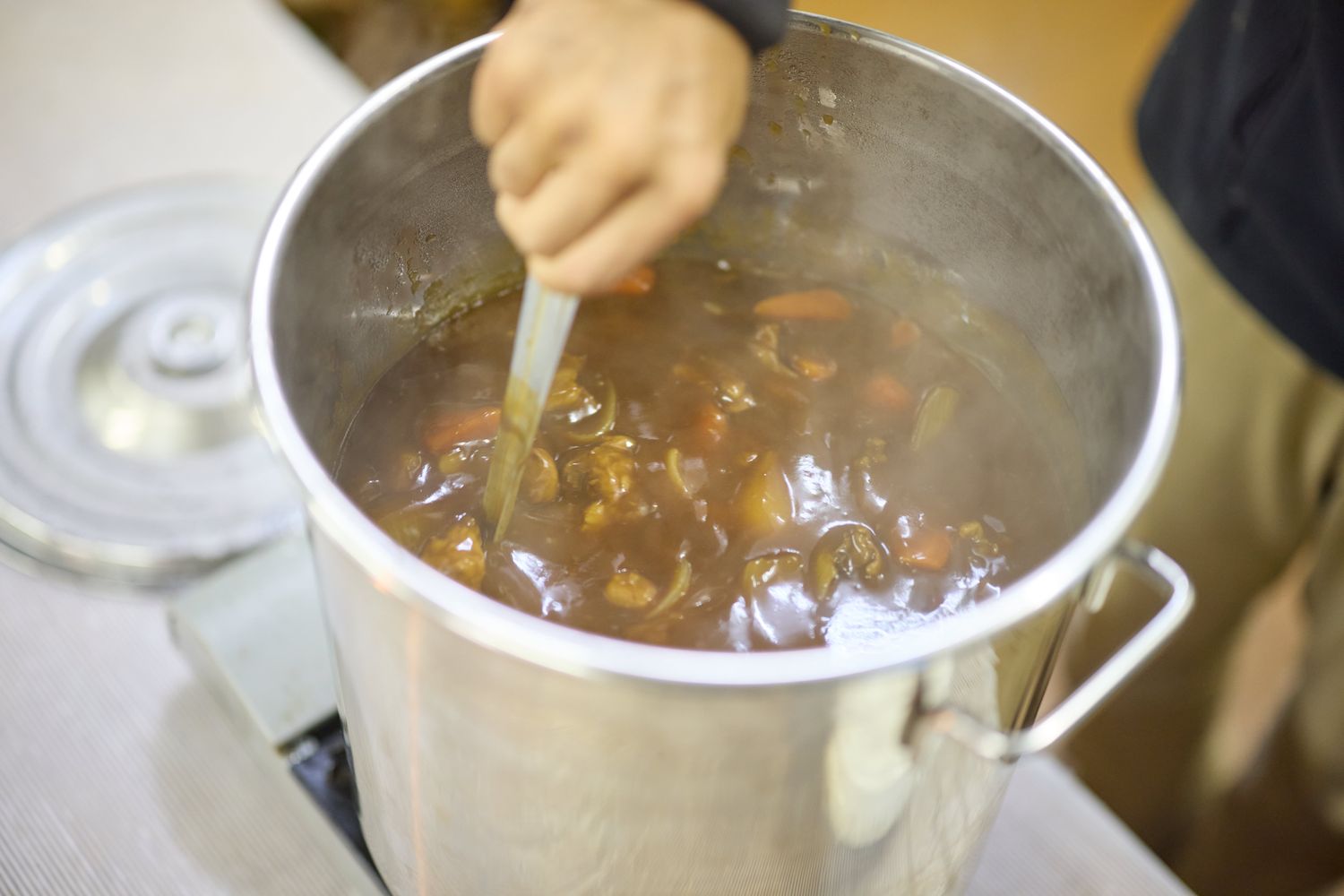 鍋で煮込まれたシカ肉のシチュー