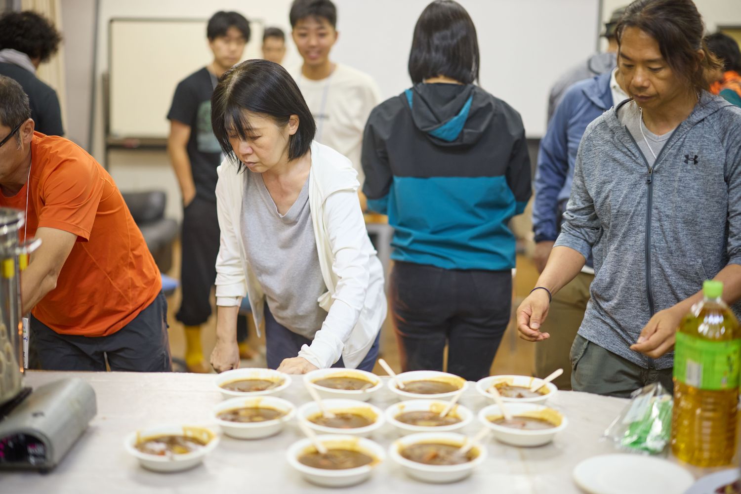 料理を取り分ける参加者