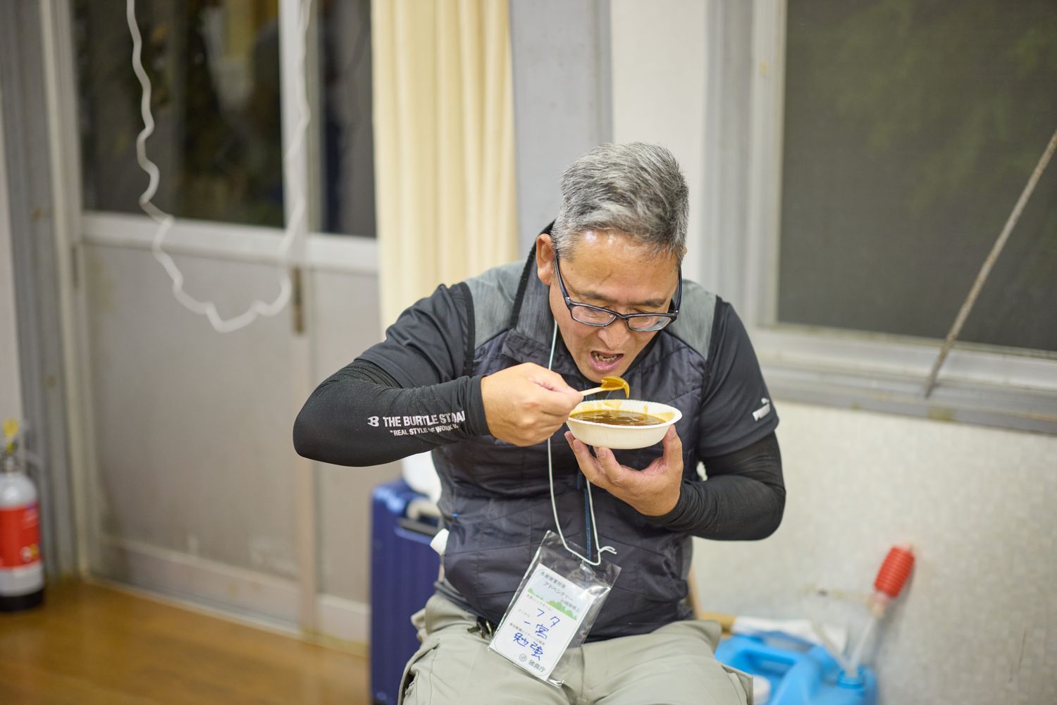 シチューを味わう参加者