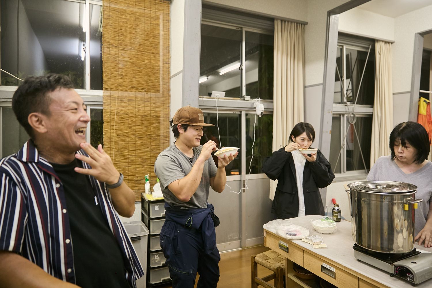 料理を手に談笑する講師と参加者