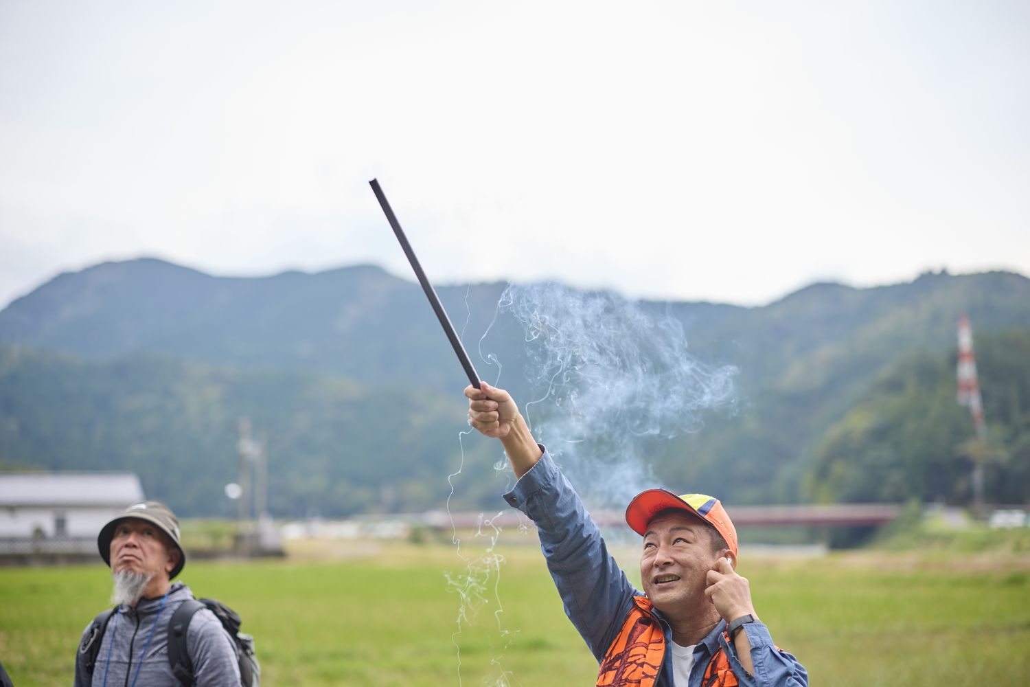 ロケット花火を上げる興膳さん