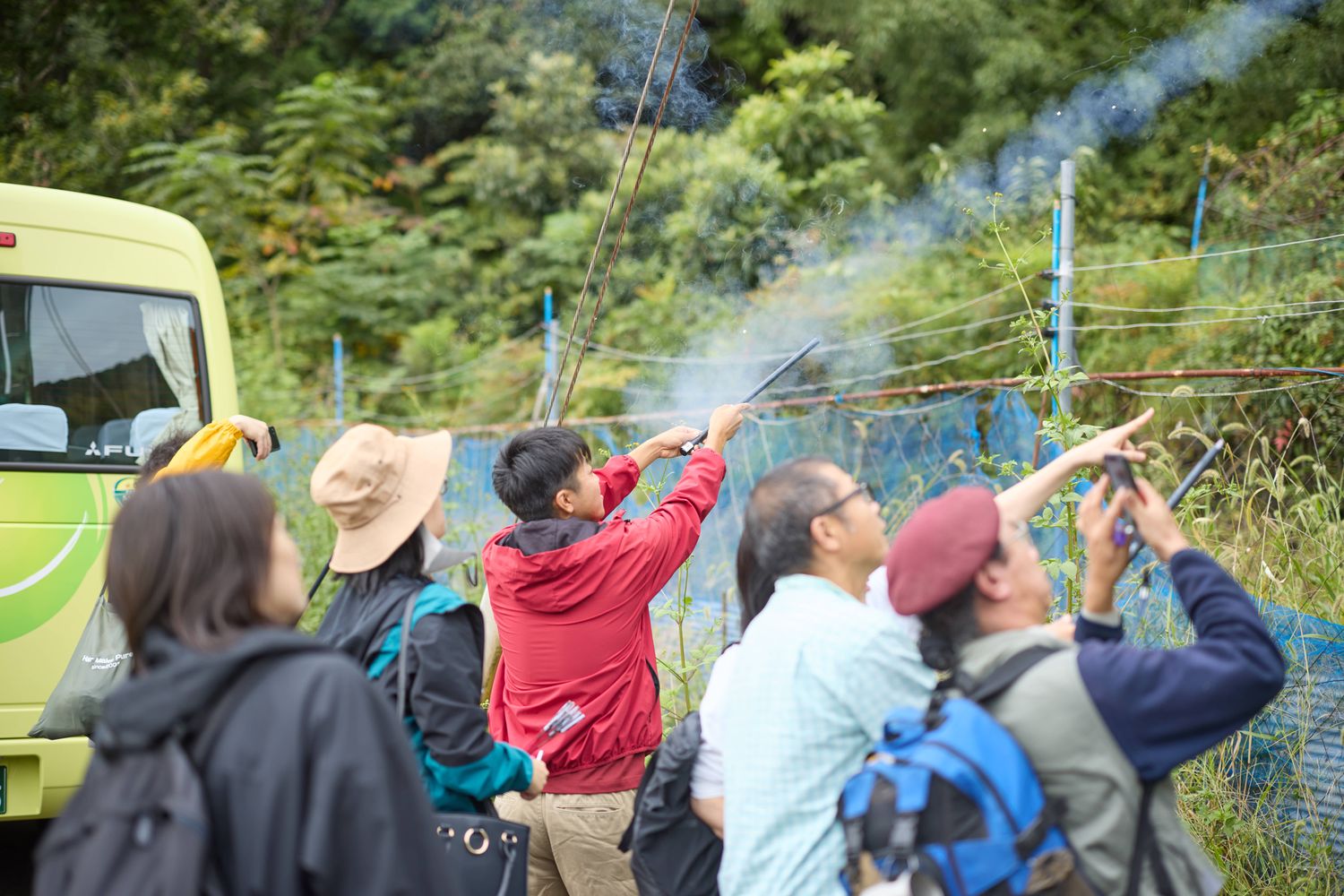 山に向けてロケット花火を上げる参加者